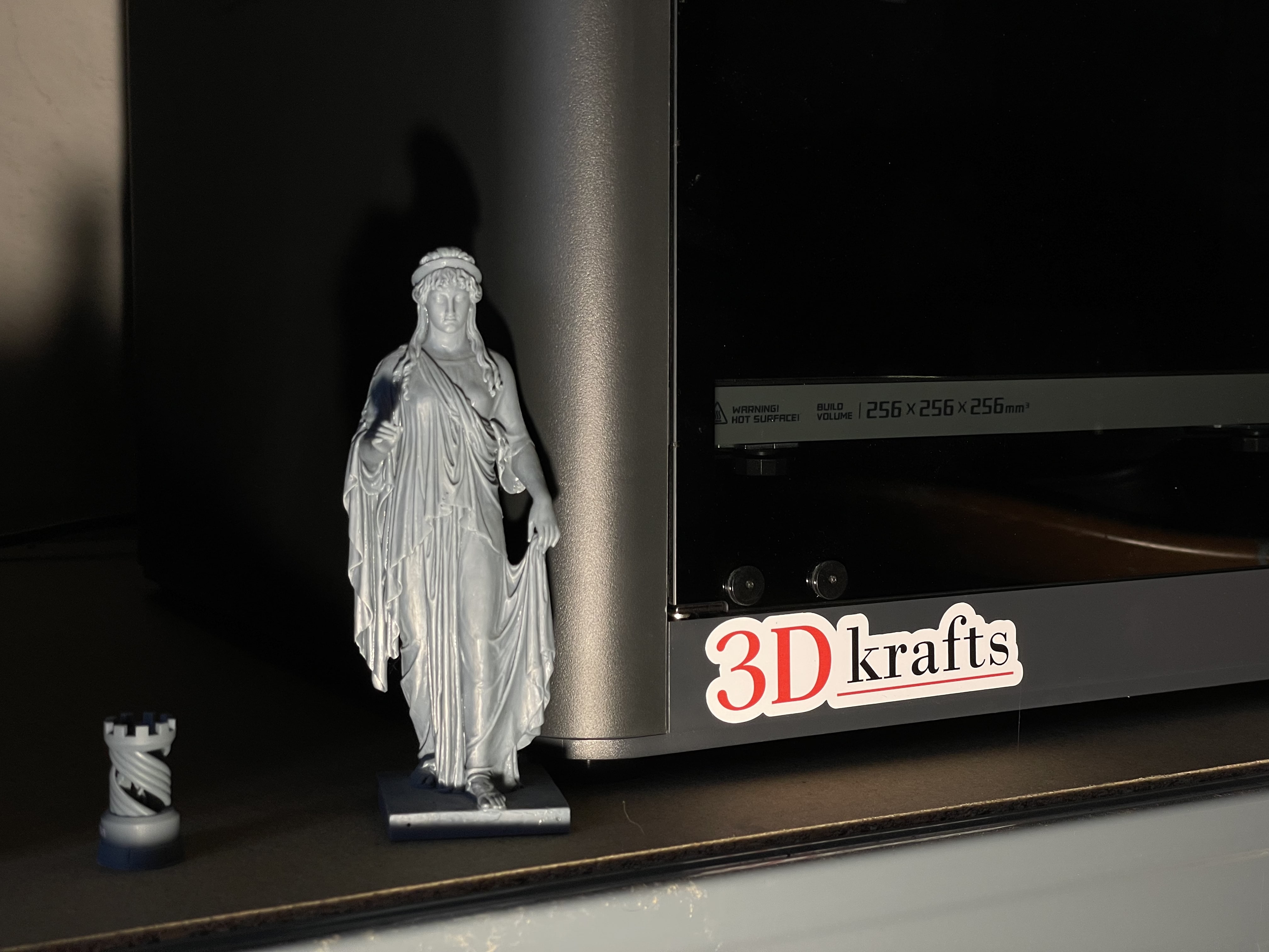Imprimanta 3D cu modele 3D in fata